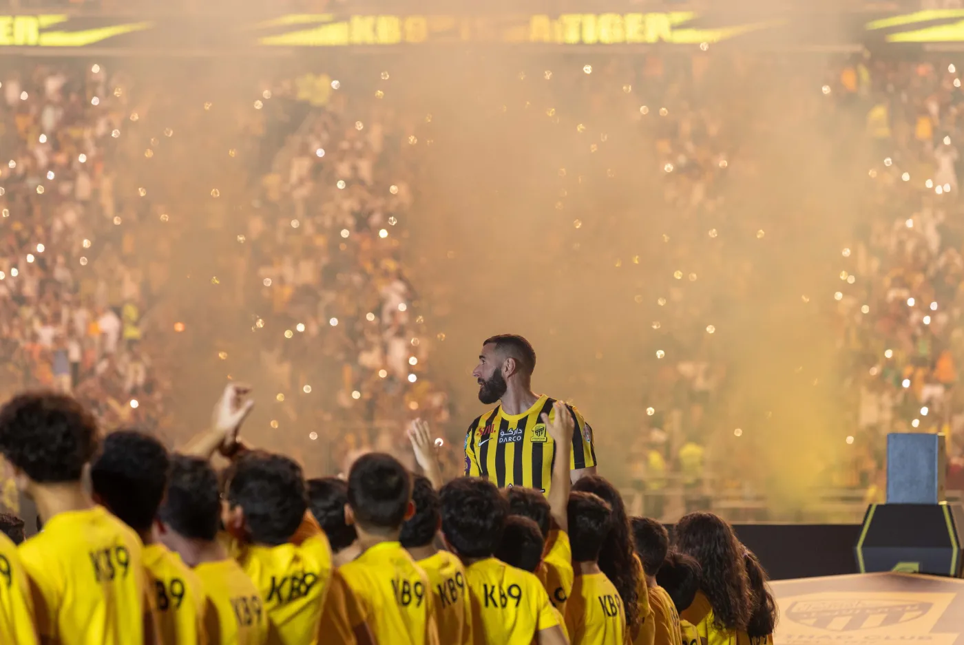 karim-benzema-oficjalnie-powitany-przez-kibicow-alittihad-37828602.jpg