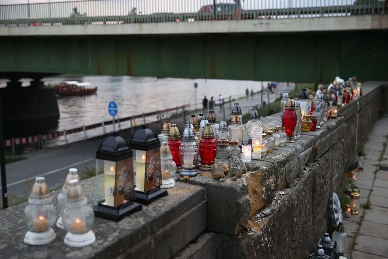 Znicze w miejscu wypadku przy moście Dębnickim w Krakowie