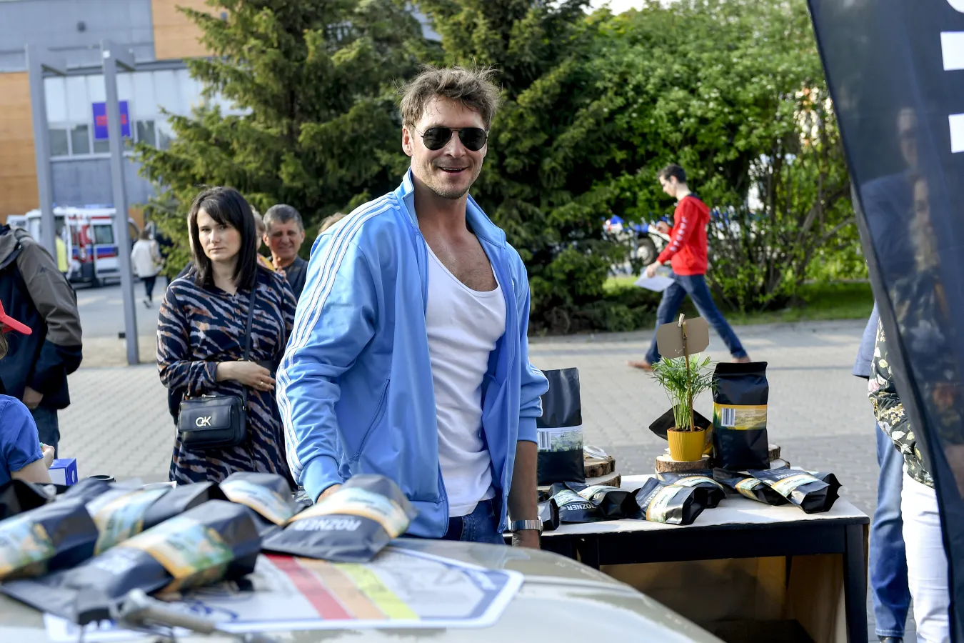 Mikołaj Roznerski buduje dom w lesie. Pokazał NAGRANIE [WIDEO]