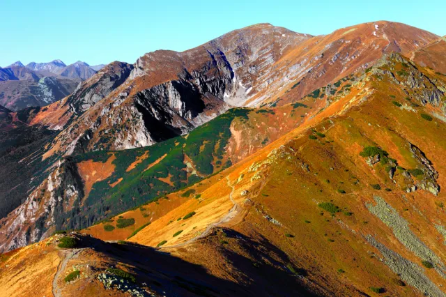 Niesamowite widoki jesienią w polskich górach. Gdzie najlepiej pojechać?