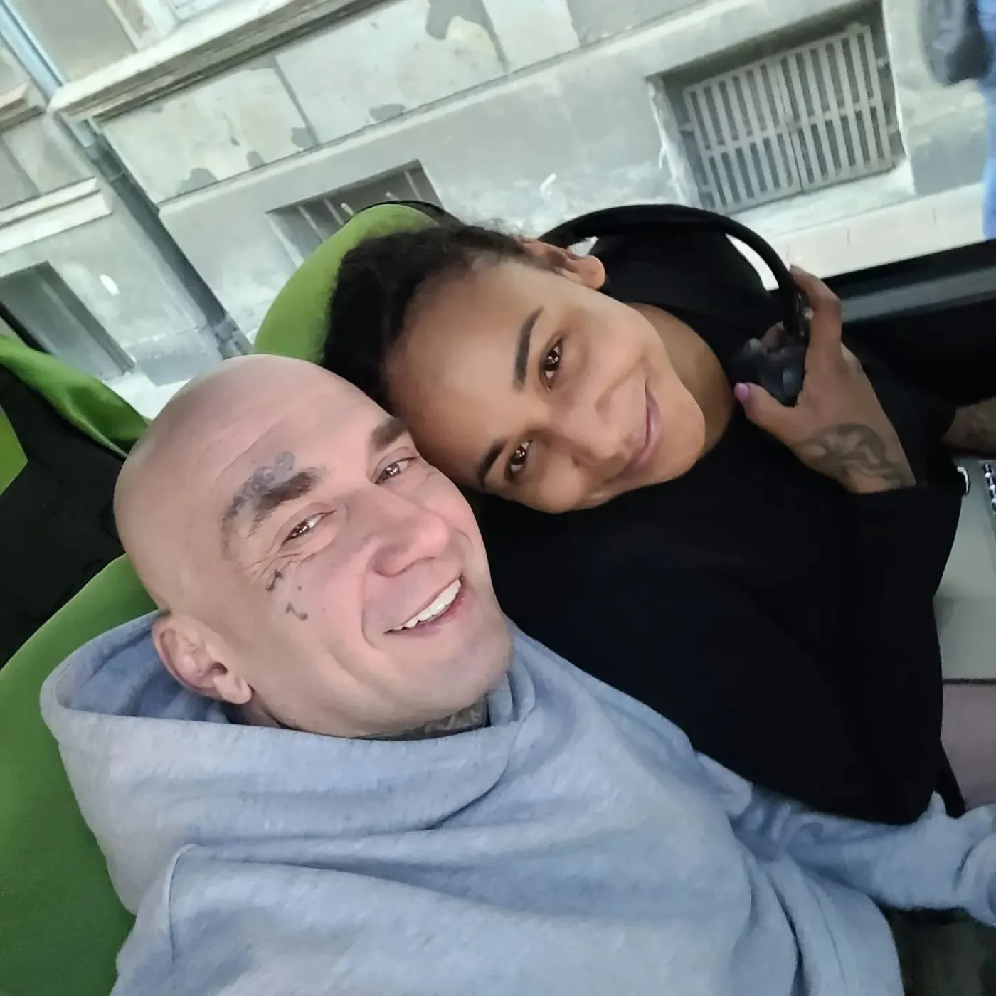 Raper Sobota i jego żona pozują NAGO w łóżku. To ich głos w ważnej sprawie [FOTO]