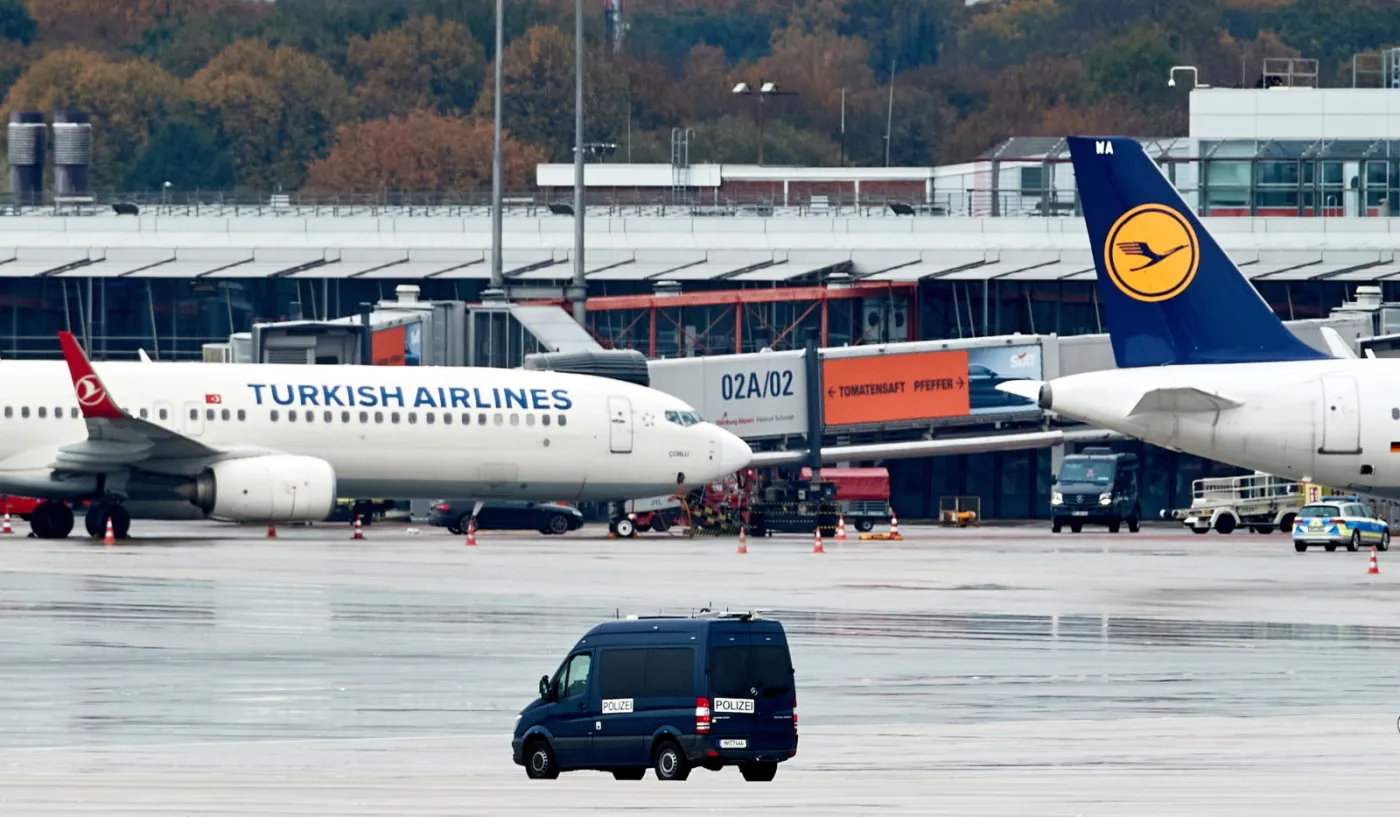 Akcja policji na lotnisku w Hamburgu, gdzie uzbrojony napastnik przetrzymywał córkę jako zakładniczkę