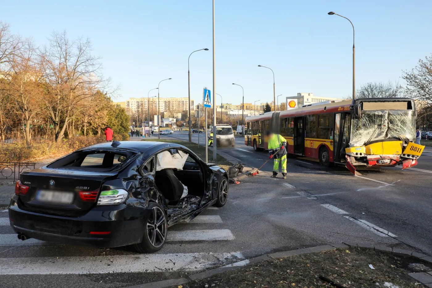 Wypadek z udziałem BMW i autobusu miejskiego w Warszawie