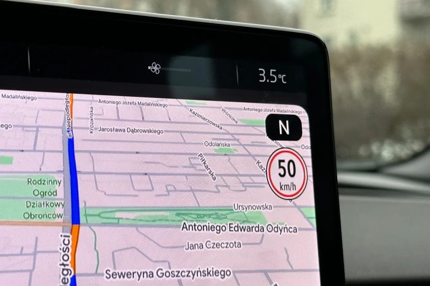 wolna-jazda-jazda-z-niewielka-predkoscia-predkosciomierz-38023721.jpg
