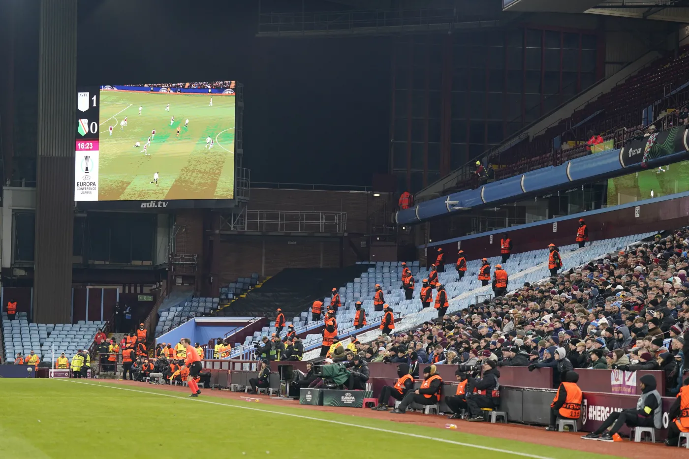 Pusty sektor na stadionie Villa Park. W tym miejscu na trybunach mieli siedzieć kibice Legii Warszawa