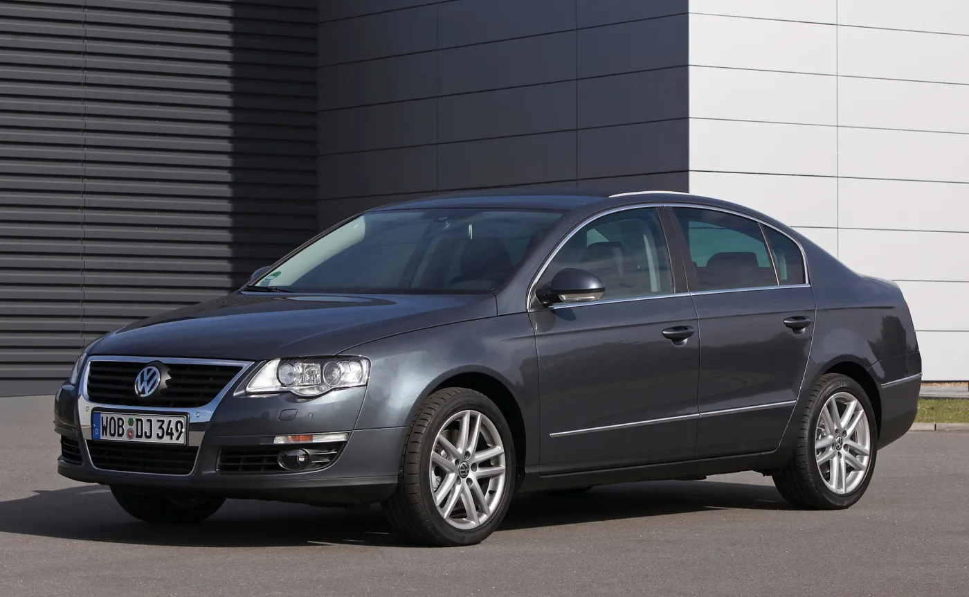 volkswagen-passat-b6-takim-autem-jezdzi-antoni-macierewicz-38039094.jpg