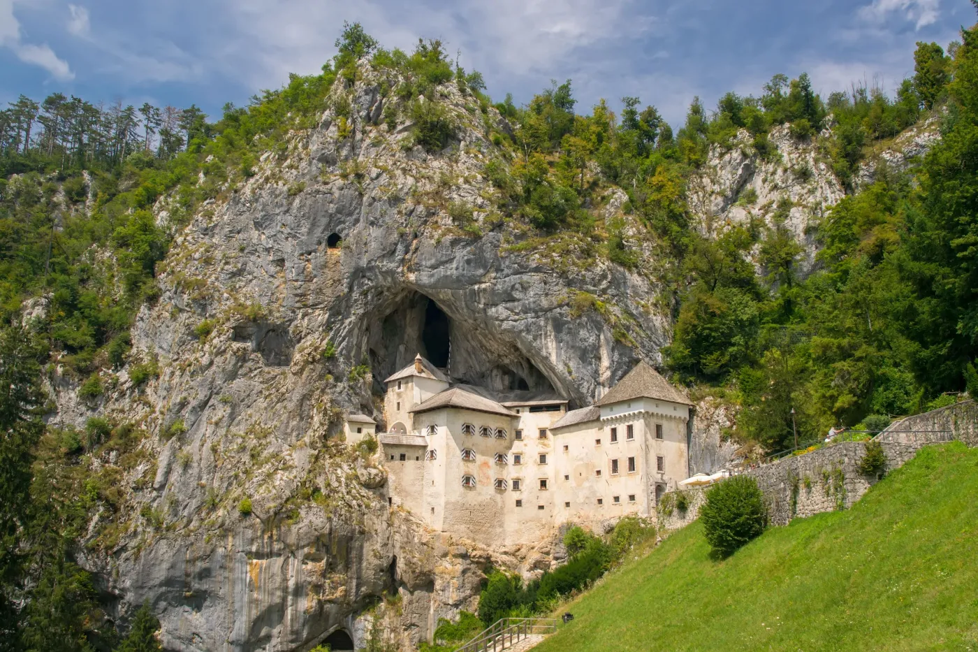 predjamski-grad-wzniesiony-jest-pod-ponad-stumetrowa-skala-38151614.jpg