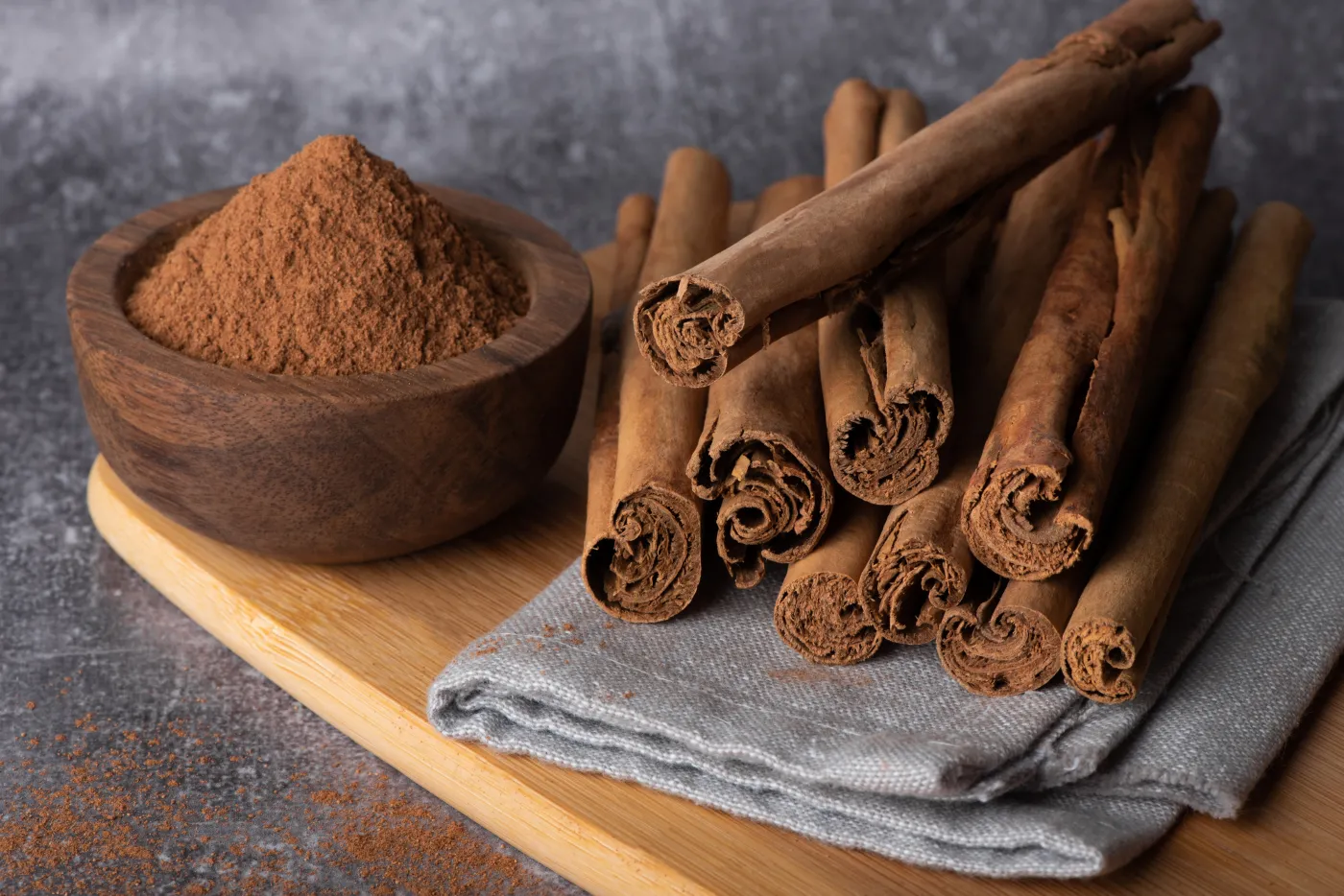 cynamon-cinnamonsticksonawoodenbackgroundcinnamonspiceina-38204785.jpg
