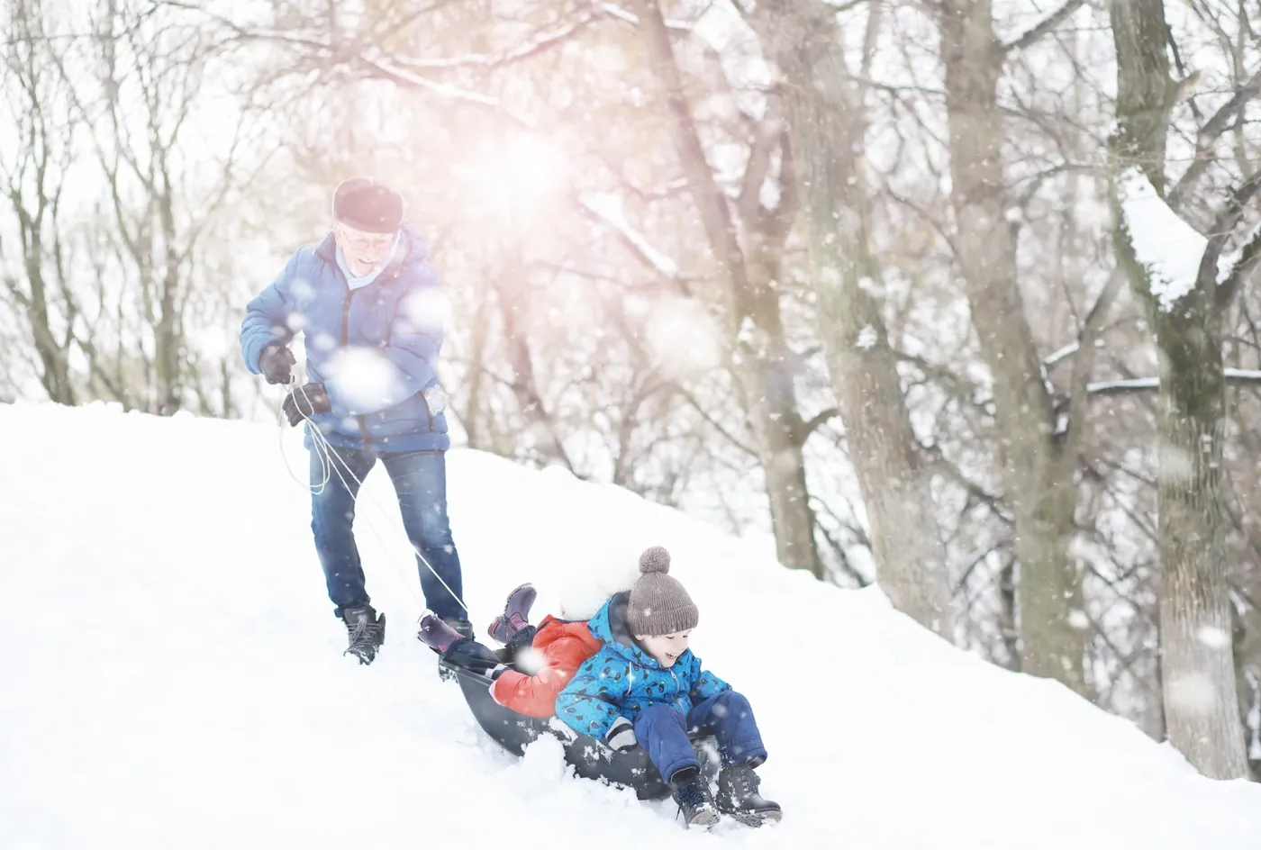 śnieg dziecko dziadek zabawa zima 