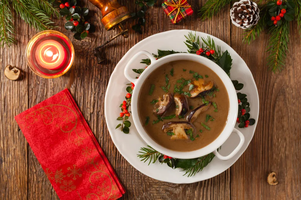 Świetna alternatywa dla czerwonego barszczu. Tak wigilijny żur grzybowy robi Jakub Kuroń