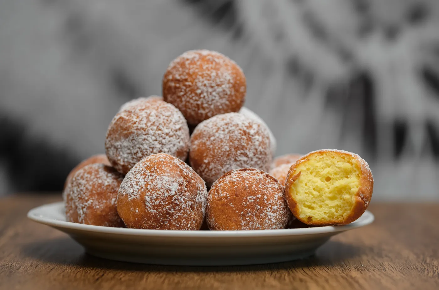 Small,Mini,Doughnuts,On,A,Plate,Sprinkled,With,Icing,Sugar,