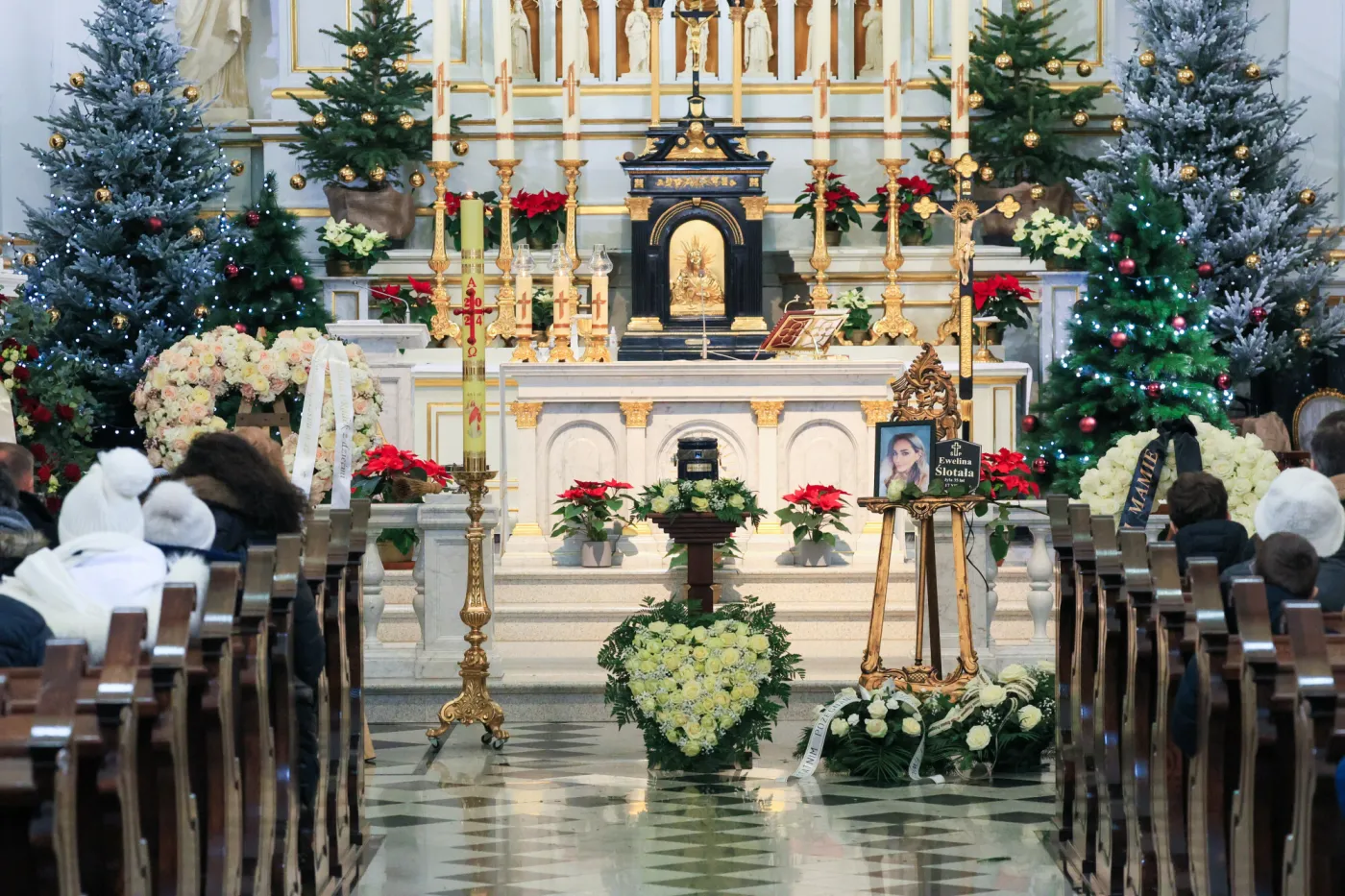 pogrzeb-eweliny-slotaly-na-warszawskich-starych-powazkach-38384029.jpg