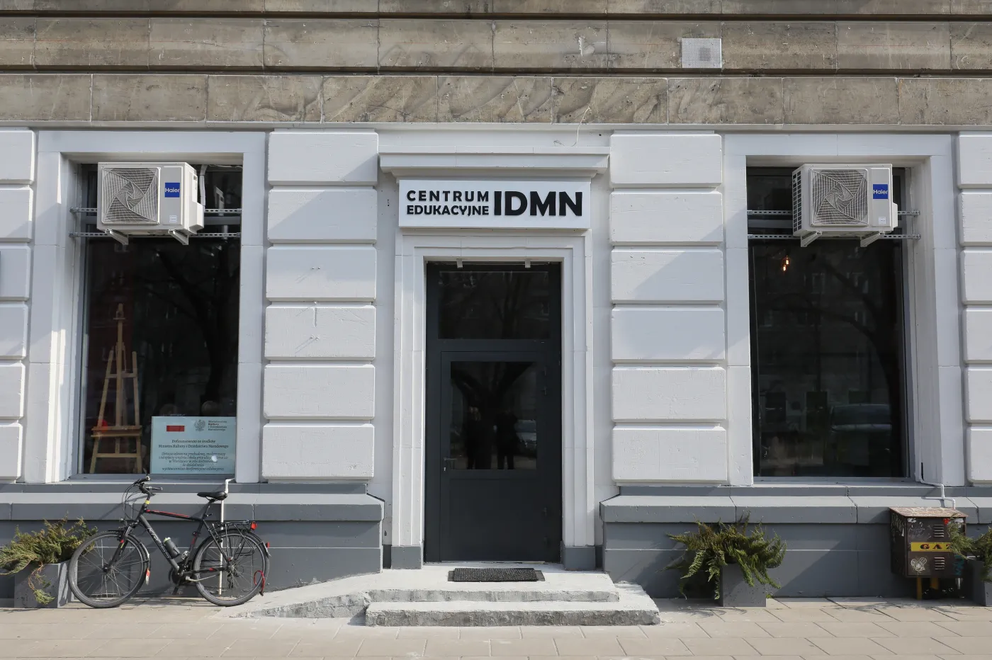 "Przekręt patriotyczny", bezdomny "słupem". Kto zarobił na Instytucie Dmowskiego?