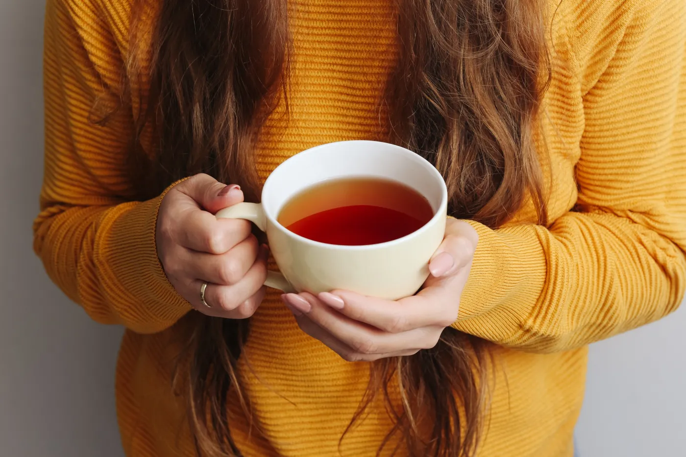 Tęczowy osad na herbacie. Skąd się bierze i o czym świadczy?
