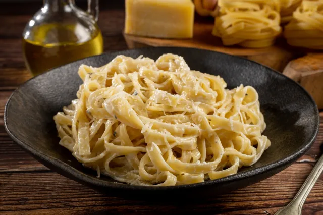Fantastyczny makaron na walentynki. Fettuccine Alfredo kochają gwiazdy. Mamy przepis