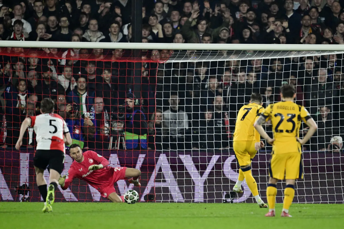 Piotr Zieliński zmarnował rzut karny w Lidze Mistrzów. Jakub Moder trafił w poprzeczkę