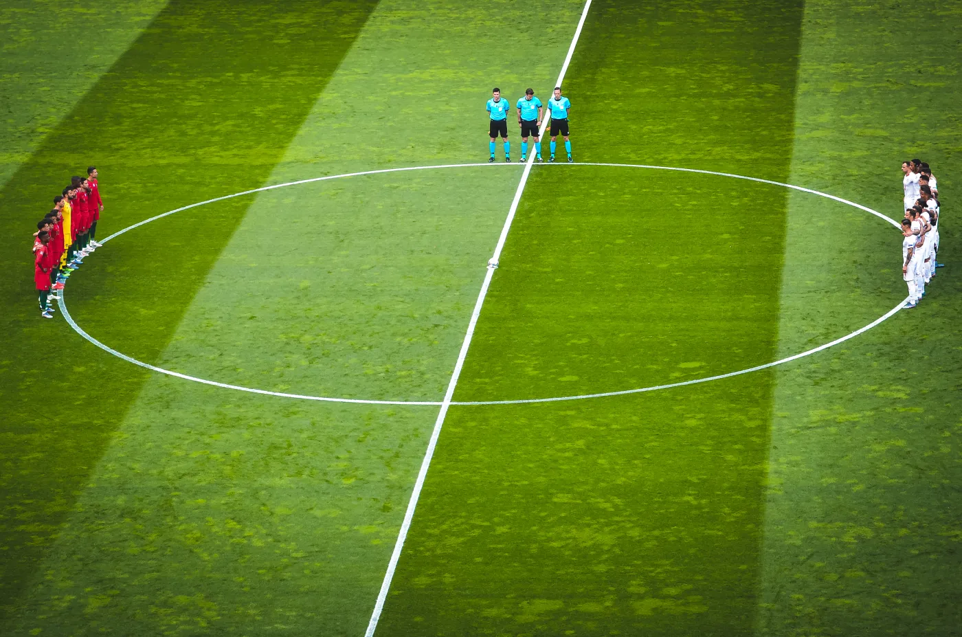 Tego jeszcze nie było. Minuta ciszy dla piłkarza, który… żyje