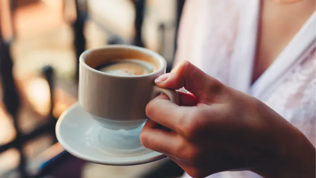 Pijesz kawę z mlekiem? Zaskakujące badania – zobacz, co dzieje się w organizmie