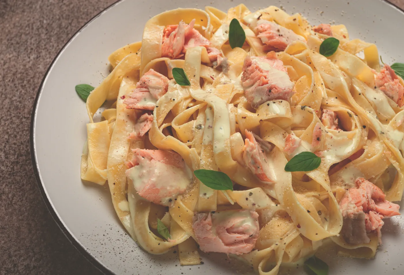 Pyszny obiad na piątek. Podajemy przepis, Ty gotujesz. Makaron z łososiem