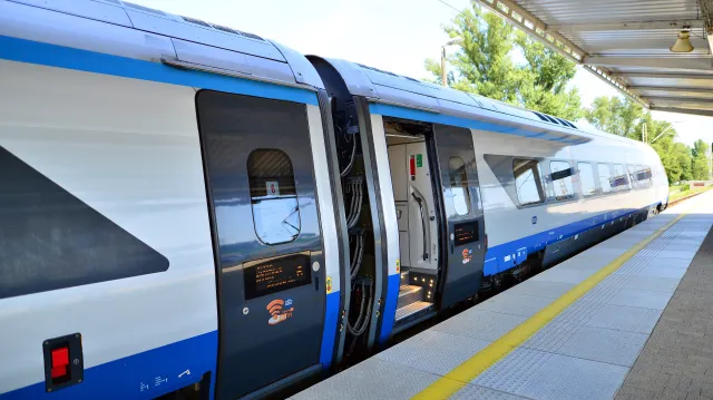 Dwa pociągi skierowano prosto na siebie. Duże opóźnienia na kolei