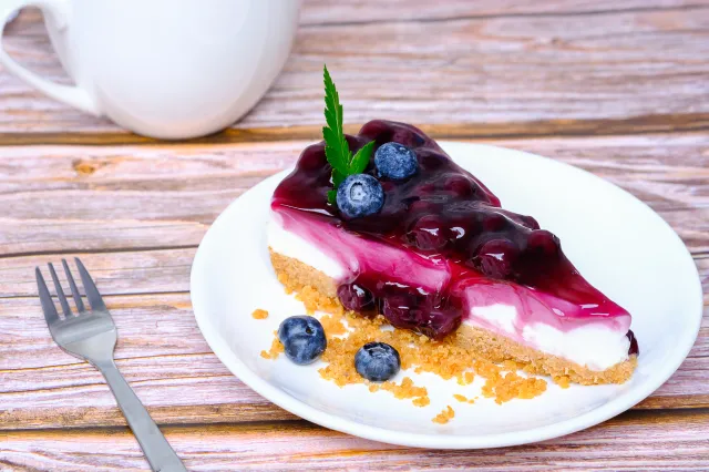 Jagodowa chmurka bez pieczenia. To wakacyjne ciasto urzeka smakiem i prostotą