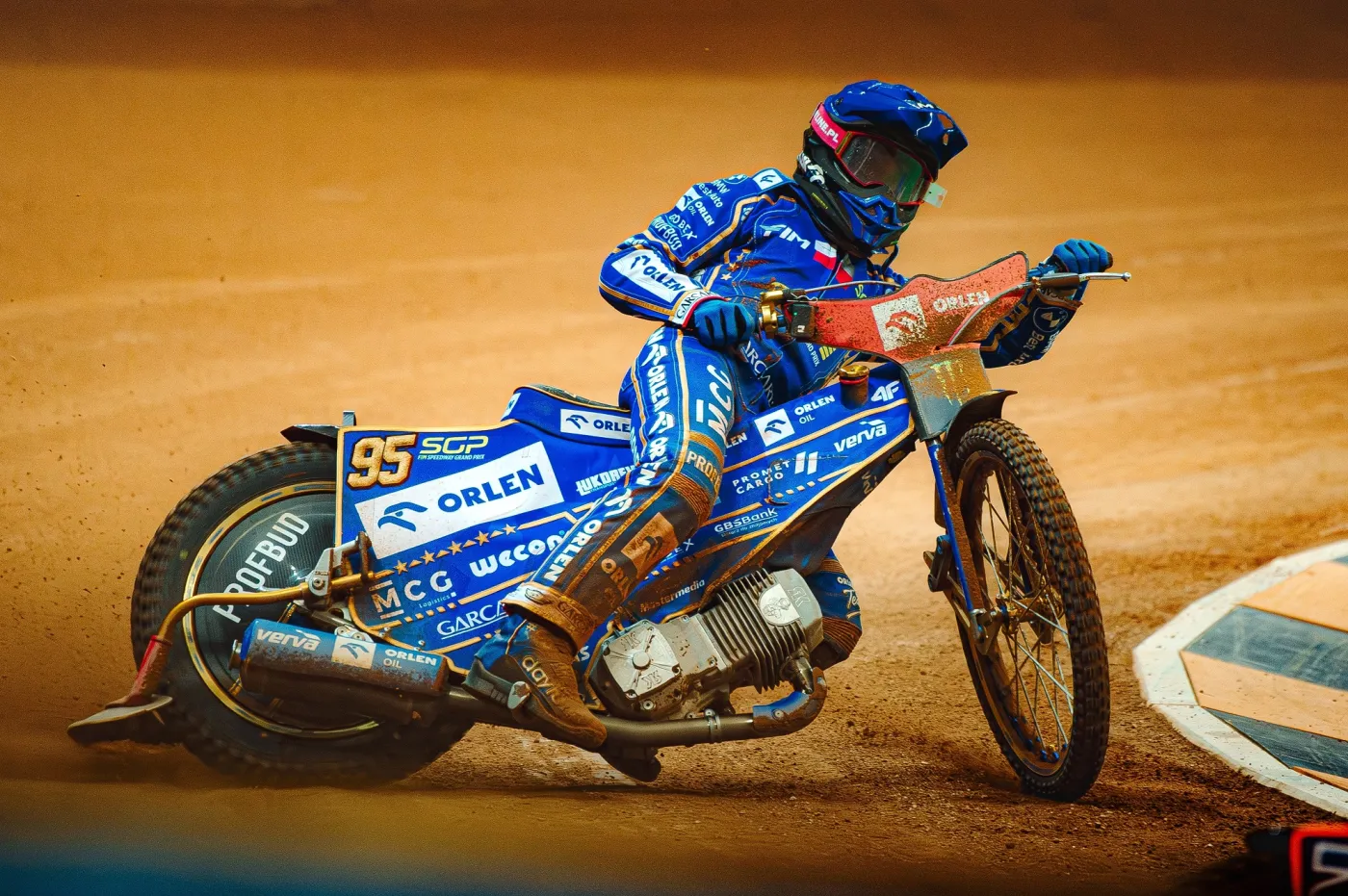 Bartosz Zmarzlik na podium żużlowej Grand Prix w Malilli