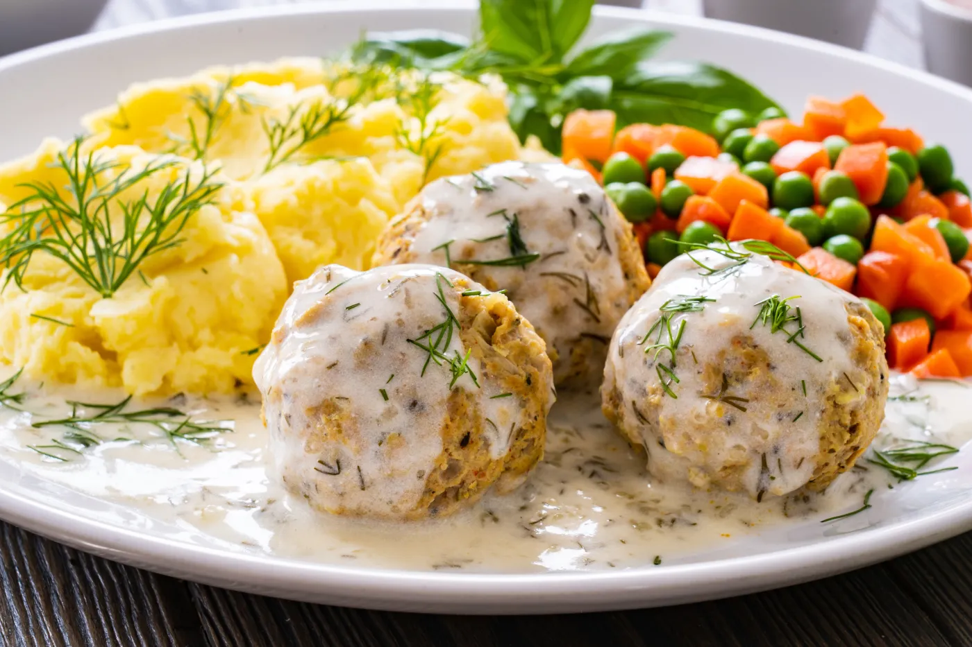 Pyszny obiad na środę. Podajemy przepis, Ty gotujesz. Pulpety w sosie koperkowym