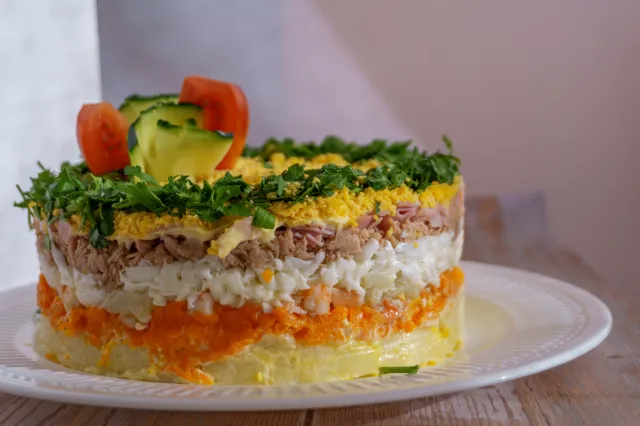 Tak Remigiusz Rączka robi rewelacyjną sałatkę na święta. Jarzynowa nie ma szans