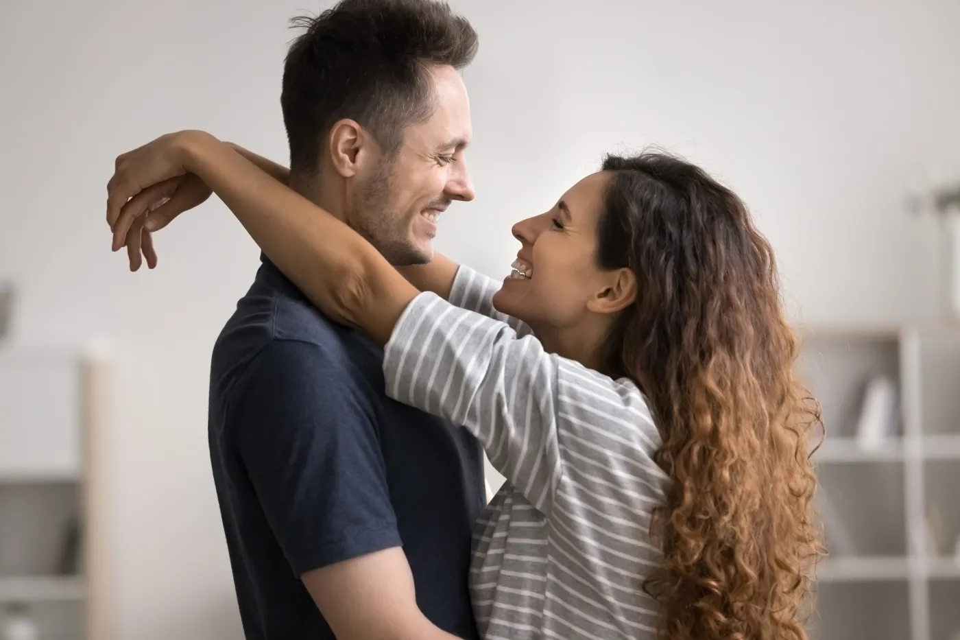 Liga monogamii: ludzie bliżej surykatek i bobrów niż szympansów