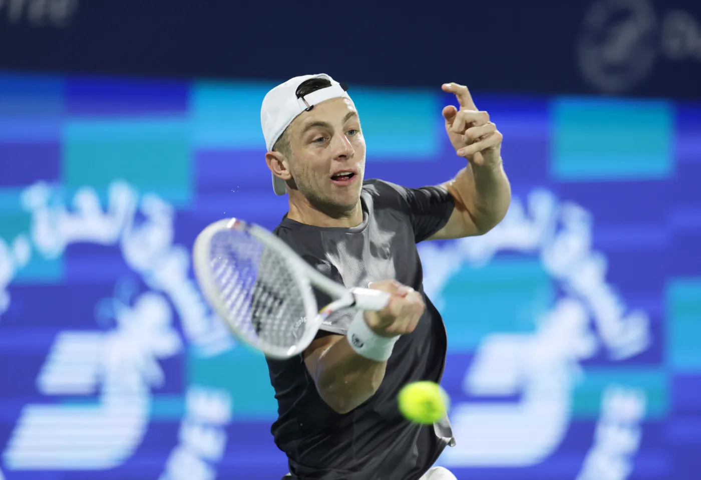 Tenisiści utknęli w Dubaju. Co z Hurkaczem i Majchrzakiem?