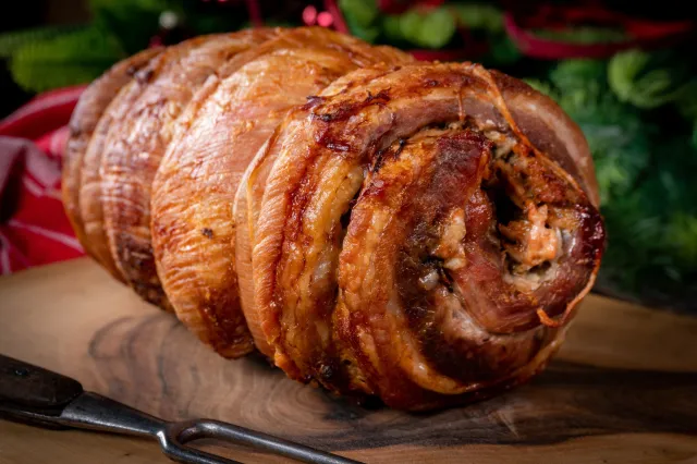 Pieczony, rolowany, nadziewany. Idealny boczek na Wielkanoc. Przepis z zeszytu babci