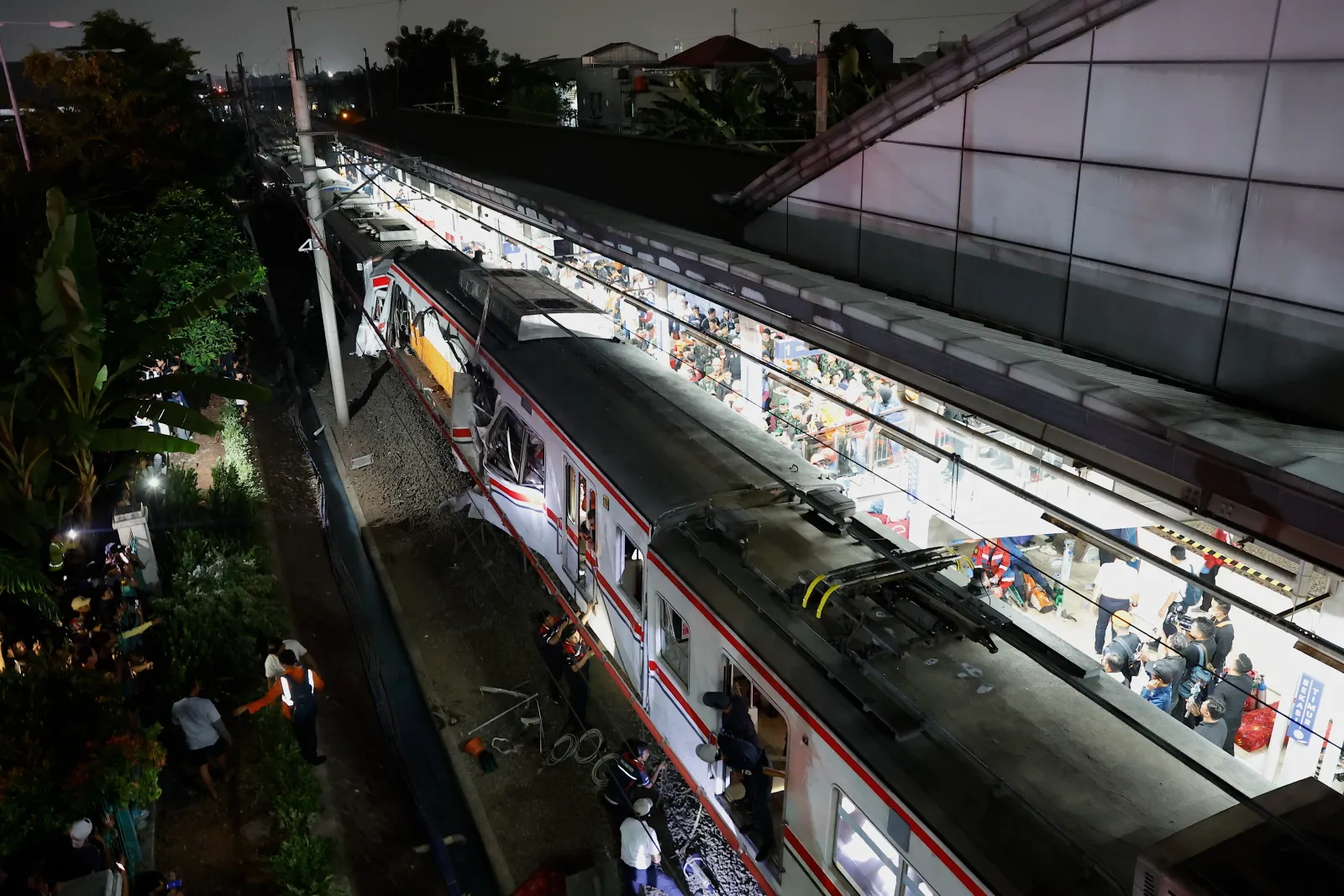 W Indonezji zderzyły się dwa pociągi. Trwa akcja ratunkowa