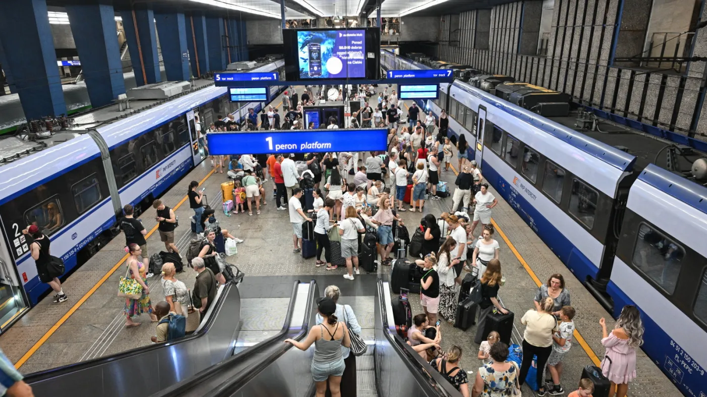 Pasażerowie czekają na peronie dworca Warszawa Centralna