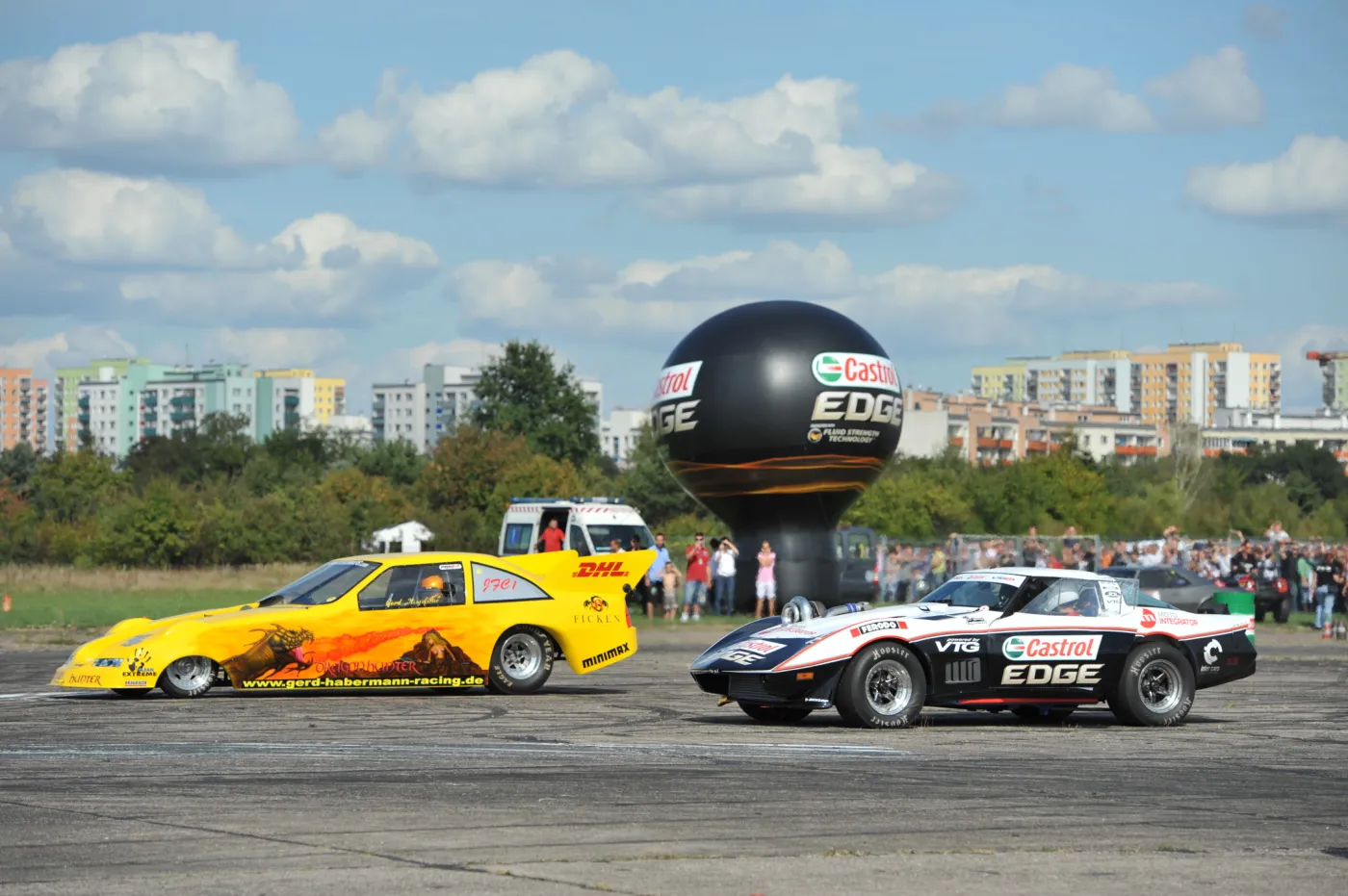 2471689-przed-startem-corvette-vs-jetcar-castrol-targi-inter-cars-2011.jpg