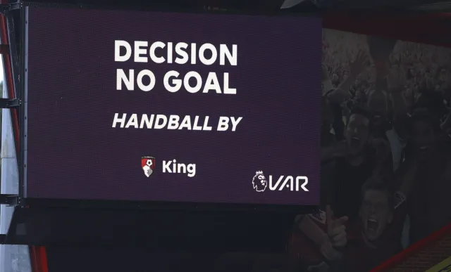 VAR szwankuje na Wyspach. Dwa niesłuszne karne i jeden niepodyktowany