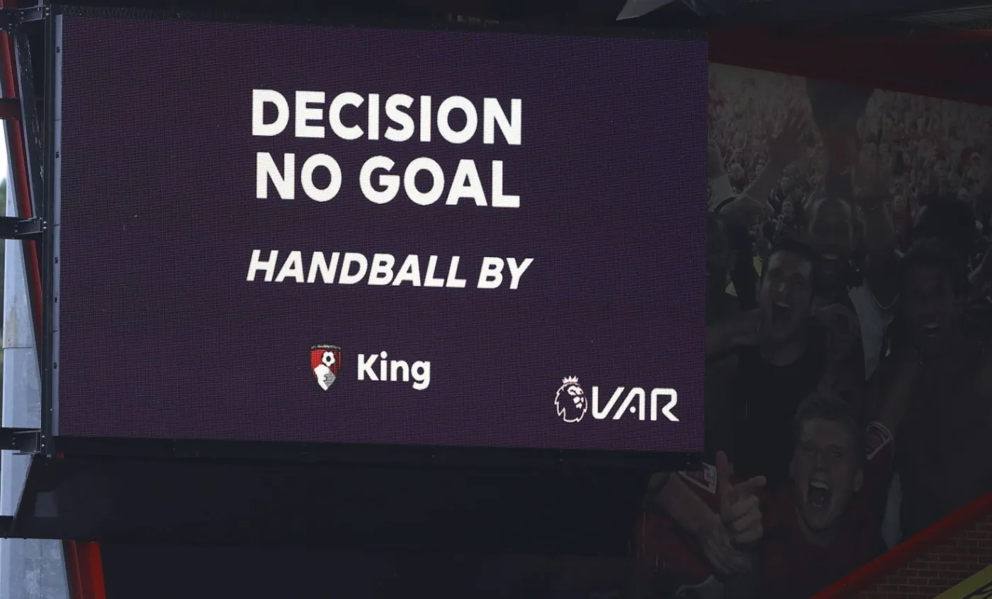 VAR szwankuje na Wyspach. Dwa niesłuszne karne i jeden niepodyktowany