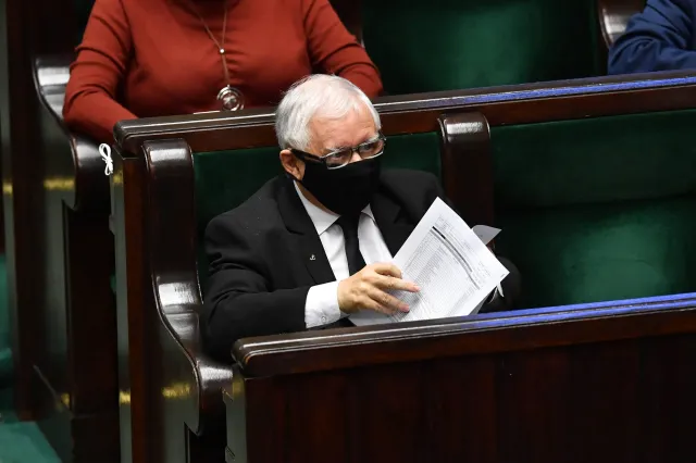 SONDAŻ: PiS w tarapatach. Duży wzrost poparcia dla KO i Hołowni