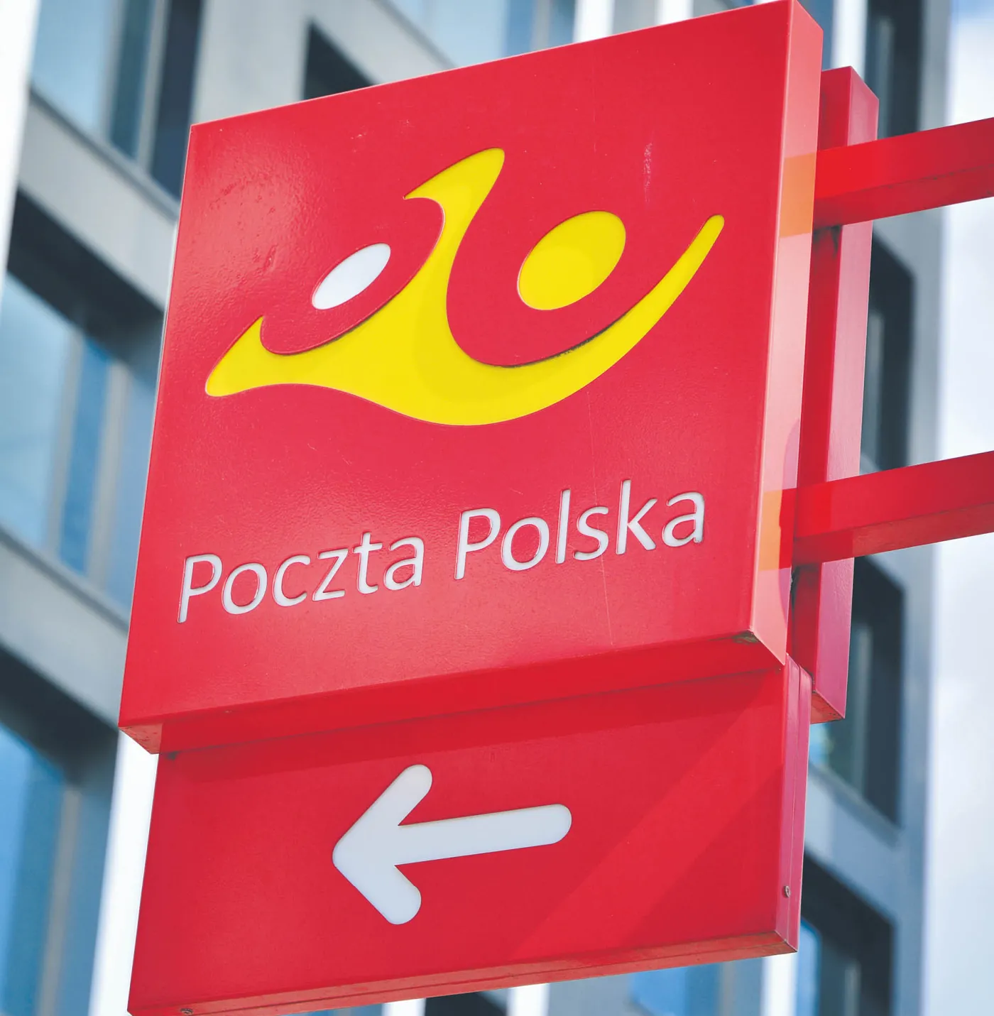 Poczta Polska zwalnia, ale mniej niż planowała