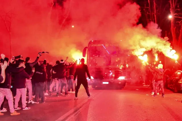 Tysiące kibiców dopingowało Atalantę przed stadionem w Bergamo