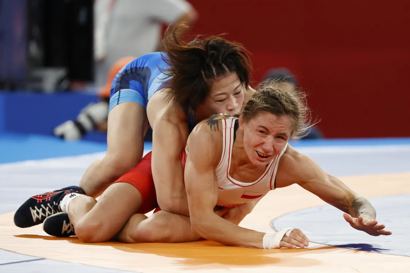 Roksana Zasina (P) podczas pojedynku z Japonką Mayu Mukaidą (L)