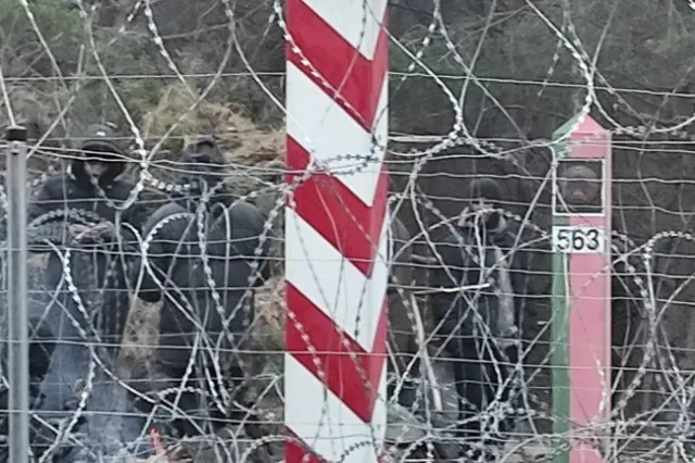 "Tnijcie ogrodzenie i idźcie dalej". Białorusini zebrali młodych mężczyzn