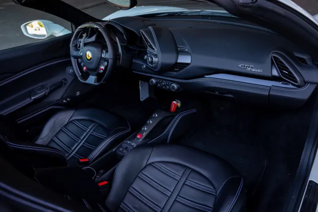 Ferrari Roberta Lewandowskiego na sprzedaż. Cena idzie na rekord