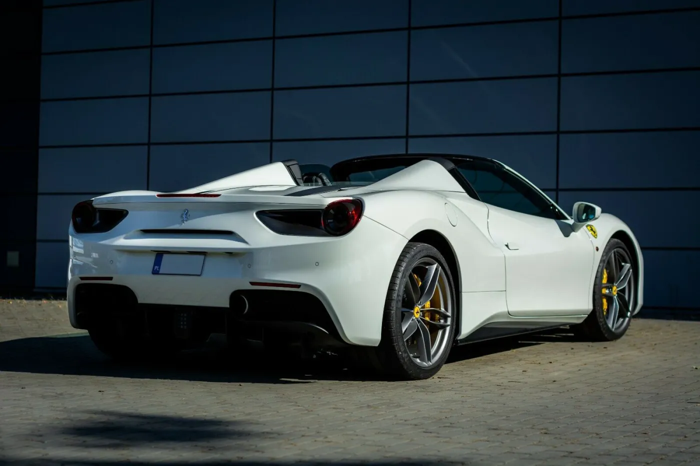 ferrari-488-spider-samochod-nalezal-do-roberta-lewandowskiego-37308862.jpg