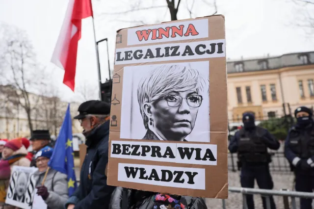 "Co macie do ukrycia?", "Manowska wiedzie prawo na manowce". Protest przed siedzibą TK [ZDJĘCIA]