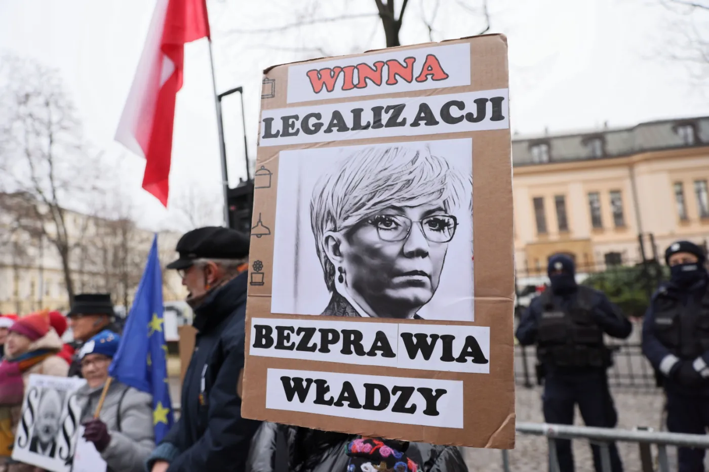 "Co macie do ukrycia?", "Manowska wiedzie prawo na manowce". Protest przed siedzibą TK [ZDJĘCIA]