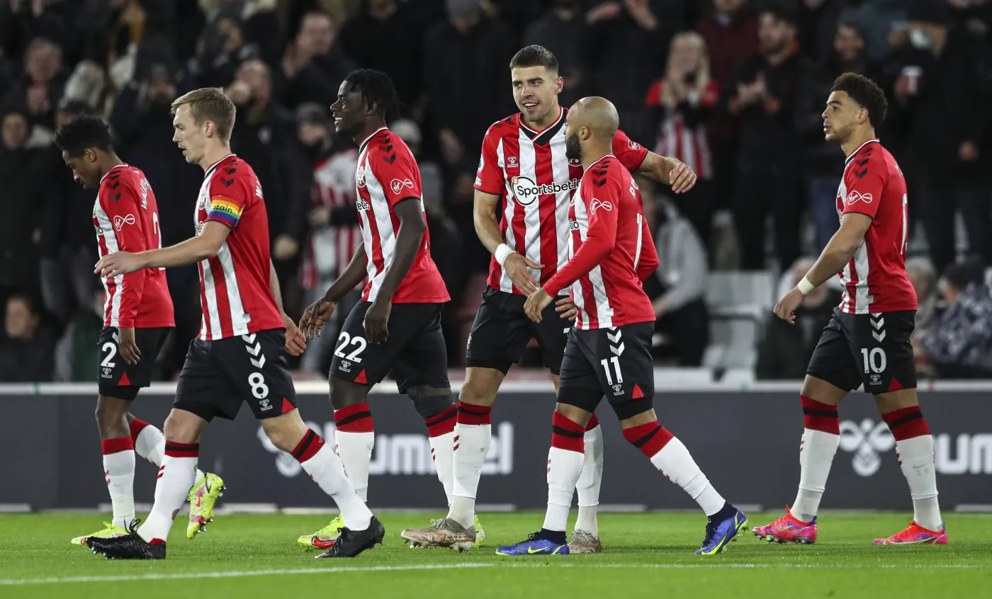 Radość Jana Bednarka (trzeci od prawej) i kolegów z Southampton