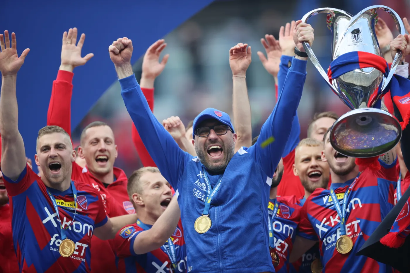 Piłkarze Rakowa Częstochowa oblali szampanem Marka Papszuna