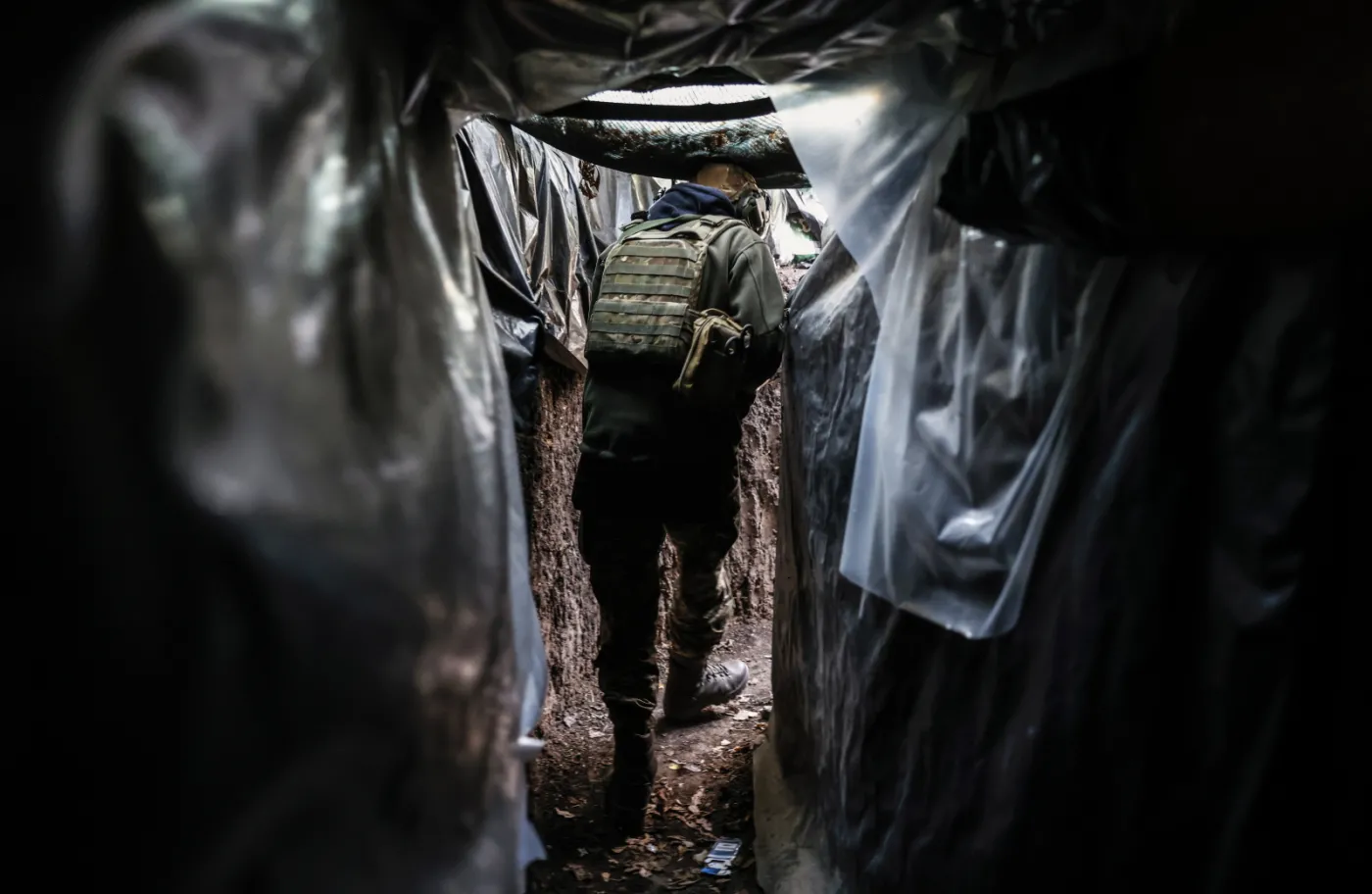 "Wywożą zbiory z muzeów, meble i sprzęty. Demontują nawet wieże łączności komórkowej"