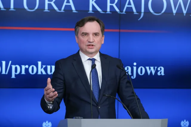 Prokuratura tłumaczy posiadanie broni przez Ziobrę. "Ustalenia ws. króla dopalaczy..."