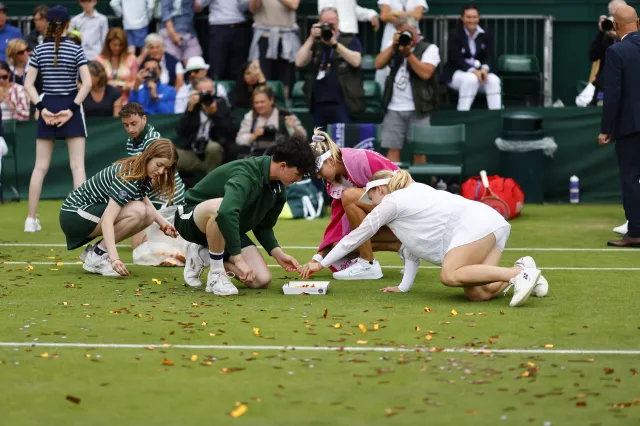 Wimbledon. Troje aktywistów aresztowanych. Rozrzucili na korcie konfetti i puzzle